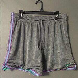 NIKE VINTAGE STYLE GREY BASKETBALL GYM WORK OUT SHORTS